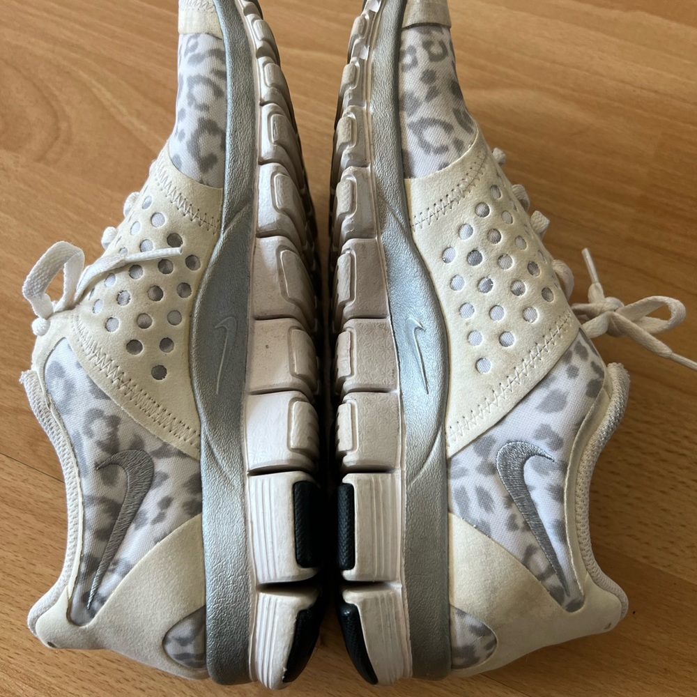 Nike Leopard Print Athletic Sneakers in White & Light Gray - Picture 8 of 8
